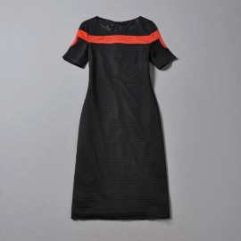 Соблазнительное черное платье с красной полосой Gucci