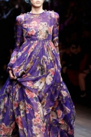 Длинное фиолетовое платье из шелка Dolce and Gabbana