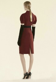 Модное красное платье с черным ремнем Gucci