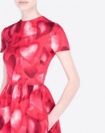 Короткое красное платье с сердечками Valentino