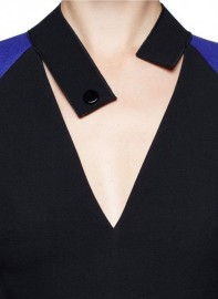 Черное платье-футляр с короткими синими рукавами Victoria Beckham