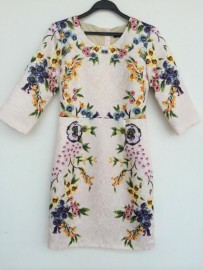 Красивое платье из жаккарда с ярким цветочным рисунком Dolce and Gabbana