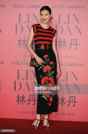 Длинное платье с полосатым верхом и юбкой с цветами Dolce and Gabbana