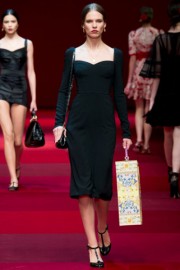 Черное платье с вырезом-сердечком Dolce and Gabbana