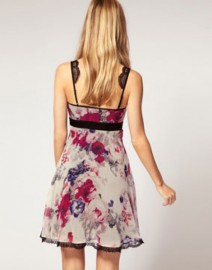 Очаровательное шелковое платье с цветным рисунком Asos