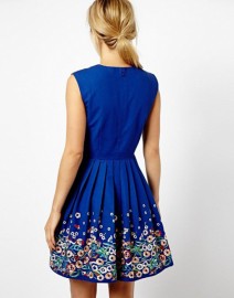 Очаровательное синее платье с цветной вышивкой Asos