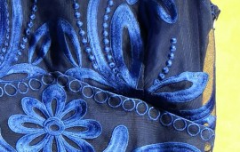 Синее вечернее платье украшенное вышивкой Anne Klein