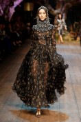 Длинное черное платье с рисунком из ключиков Dolce and Gabbana