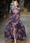 Длинное фиолетовое платье из шелка Dolce and Gabbana
