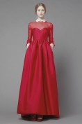 Длинное красное платье с белым воротничком Valentino