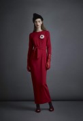 Длинное красное платье с брошкой A La Russe