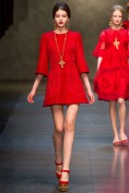 Красное платье с кружевом Dolce and Gabbana