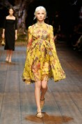 Желтое шелковое платье с ярким принтом Dolce and Gabbana